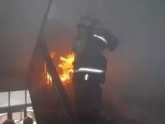 小區樓道亂堆雜物危害多，切勿讓消防逃生通道成死亡之路！
