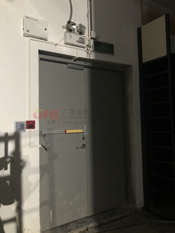 完整安裝門禁型逃生門鎖系統的通道門