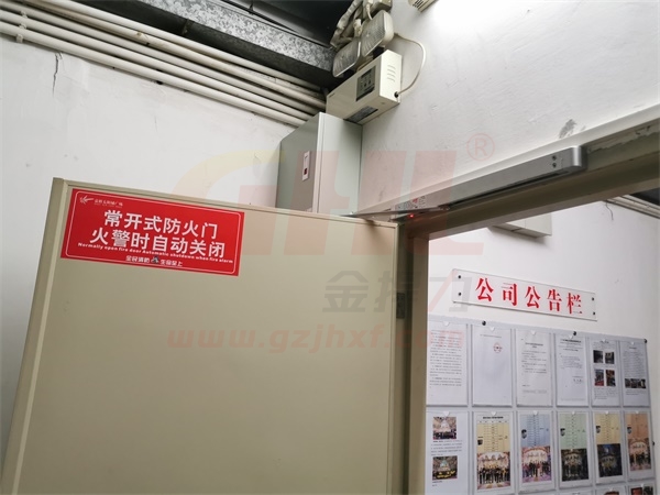 常開式防火門由電動閉門器控制，火災火警自動關閉。