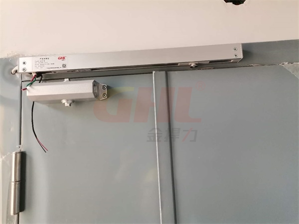 金捍力電動閉門器具有溫電雙控功能，可消防聯動