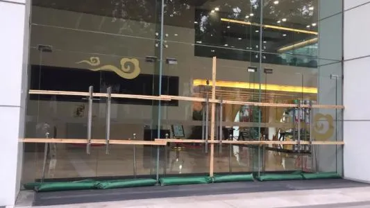 臺風天，門被吹走了怎么辦？